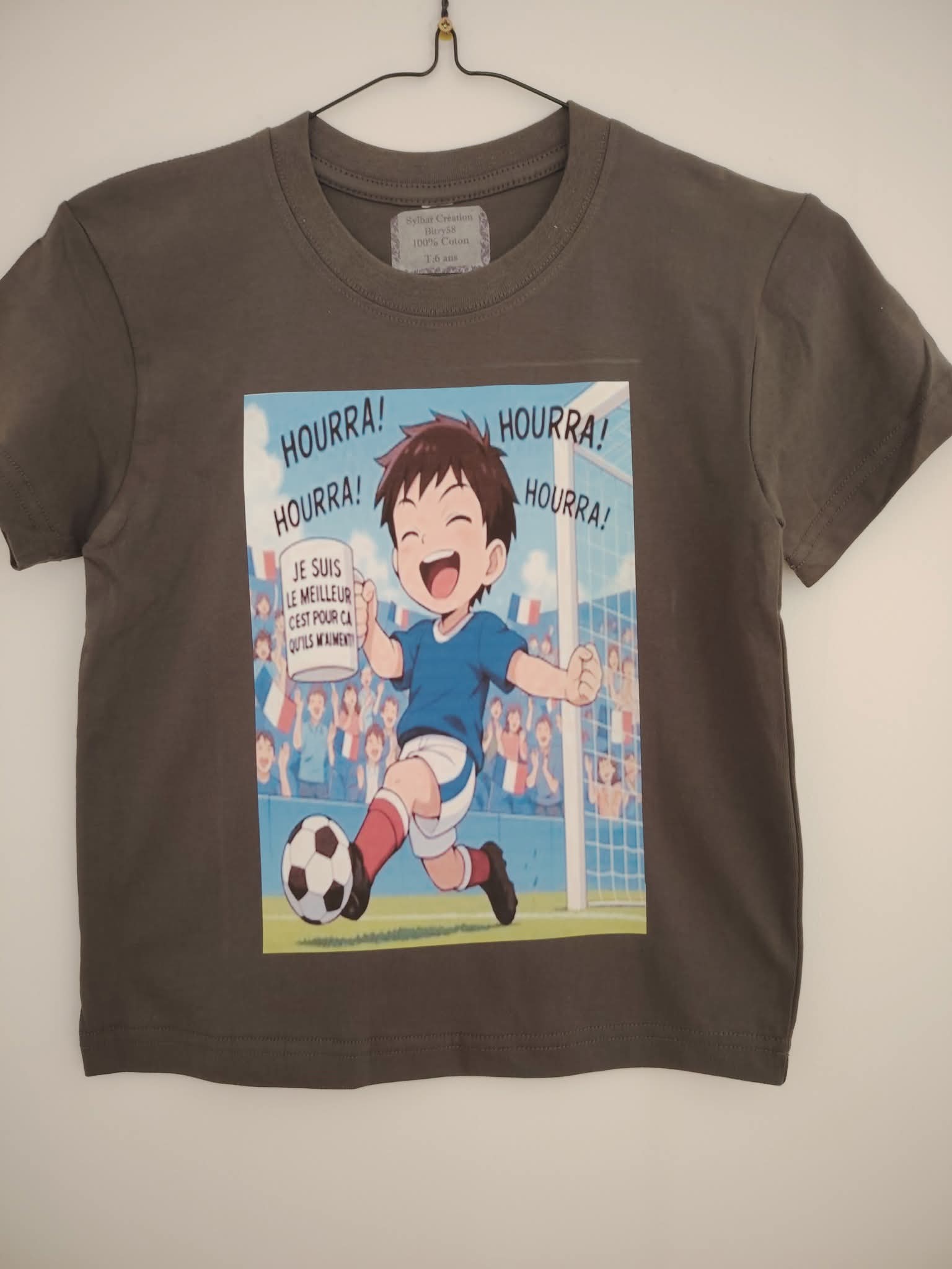 T-Shirt manche courte garçon qui joue au foot