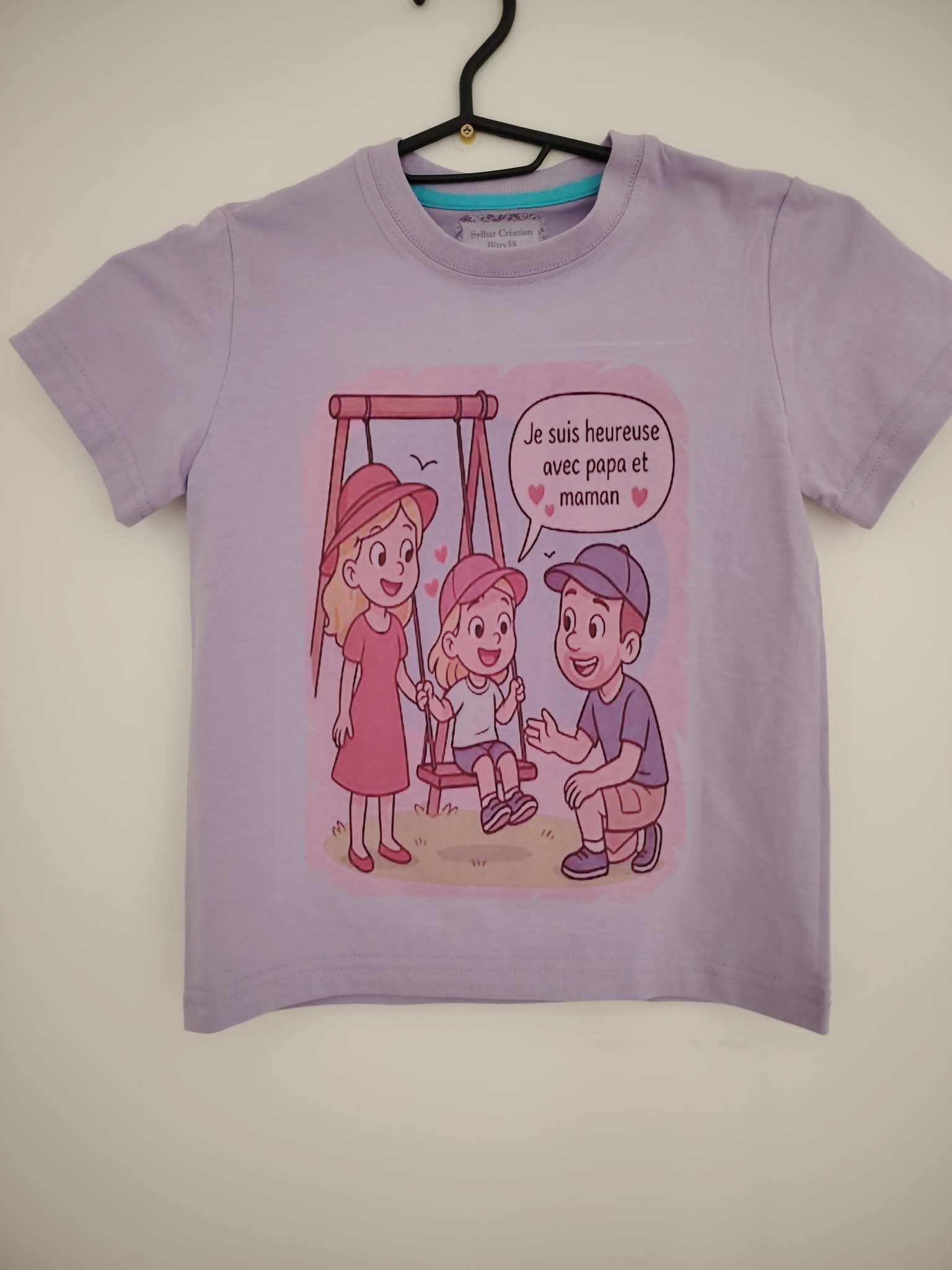 T-Shirt à manches courtes petite fille sur balançoire